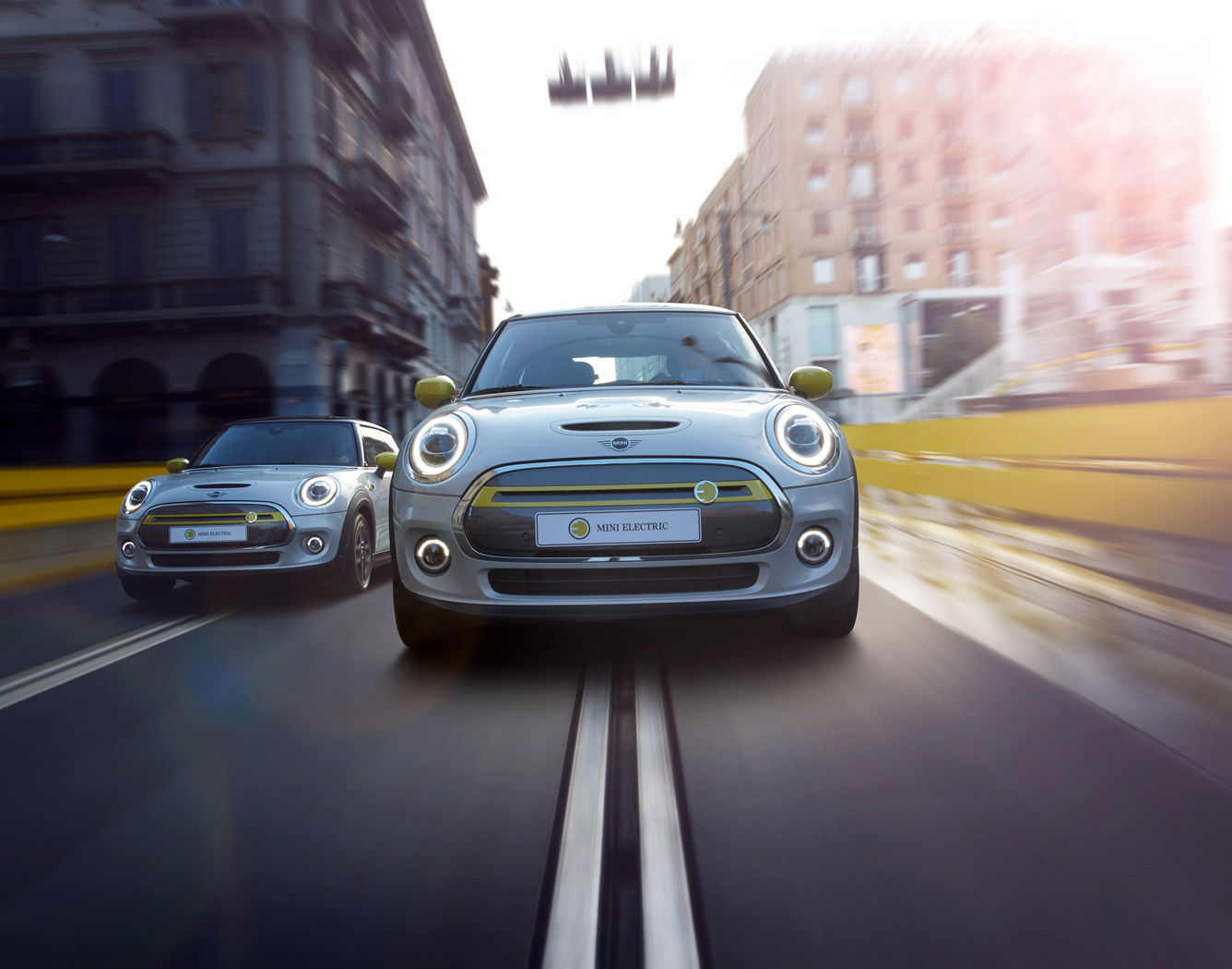 Aut_Mini_front_2cars_HR